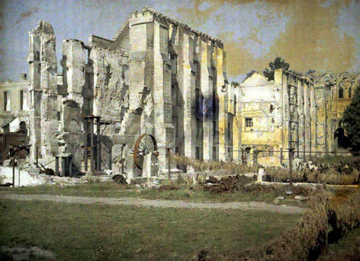 As ruínas da fábrica e a abadia de Notre-Dame d&39;Ourscamp, uma abadia cisterciense incendiada em 1915, Chiry-Ourscamp, Oise, França, 1917 (autocrômico) de Fernand Cuville