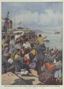 De volta da guerra dos primeiros soldados demitidos, as pessoas lotadas no porto de Nápoles dizem olá