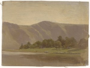 Rio no sopé de uma cadeia de montanhas