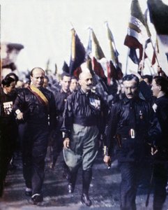Mussolini tem a Marcha sobre Roma. 1922. Foto colorida à mão de 1923. (Marcia su Roma)