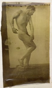 Estudo de um modelo nu masculino, em pé e levemente curvado, visto de frente, no estúdio de Jacques de Lalaing