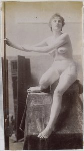 Estudo de uma modelo feminina nua, sentada e vista de frente, no estúdio de Jacques de Lalaing, estudo preliminar para a pedra tumular Fernand Scribe no cemitério de Gand