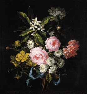 Buquê de camomila, rosas, flor de laranjeira e cravos amarrados com uma fita azul