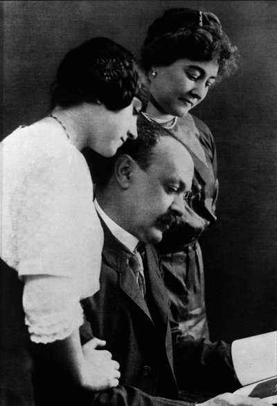 Retrato de Italo Svevo, escritor italiano (1861-1928) com sua esposa e filha. de Italian Photographer
