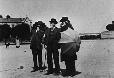 O compositor Giuseppe Verdi (1813-1901), o arquitecto Camillo Boito (1836-1914) e Noseda durante a visita das obras da casa de repouso para compositores (Casa di Riposo per Musicisti) por volta de 1898 na Praça Buonarroti em Milão. de Italian Photographer