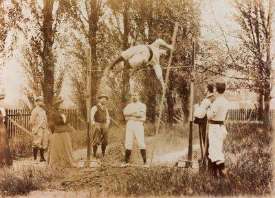 Retrato de um homem que treina no salto com vara em frente a alguns espectadores de Unknown photographer